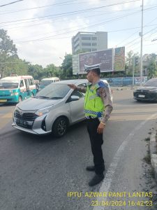 Personil Polsek Medan Barat Strong point/Gatur lalin sore bantu masyarakat layani mengantisipasi kemacetan berkendaraan di jalan raya
