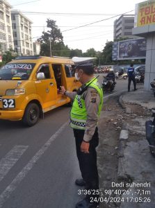 Personil Polsek Medan Barat Strong point/Gatur lalin sore bantu masyarakat layani pencegahan kemacetan berkendaraan di jalan raya