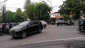 Personil Polsek Medan Barat Strong point/Gatur lalin sore layani masyarakat bantu mencegah kemacetan berkendaraan di jalan raya