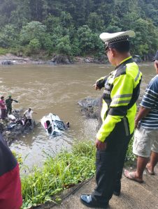 Personel Polres Madina Bantu Evakuasi Toyota Rush Jatuh ke Sungai Batang Natal
