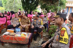 Kapolres Lampung Utara Dampingi Kapolda Lampung Melayat ke Rumah Duka Nakes Meninggal Saat Operasi Ketupat Krakatau 2024.