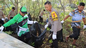 Peduli Lingkungan, Kapolres Bontang pimpin aksi bersih pesisir Bontang Kuala
