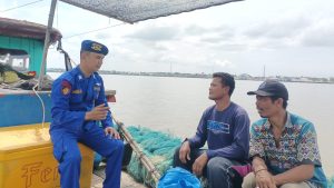 Tiga Personel Sat Polairud Polres Tanjung Balai Patroli Perairan Sampaikan Pesan Kamtibmas kepada Nelayan Secara humanis.