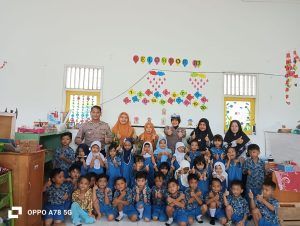 Pendidikan Anak Sejak Usia Dini Sat Lantas Polres Paser Beri Pengenalan Rambu Rambu Kepada Anak Anak TK. Kuncup Tanah Grogot