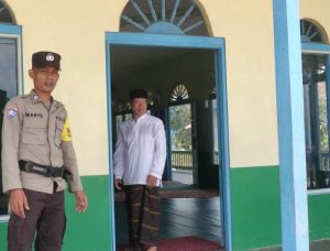 Anggota Polsek Ketungau Hilir Melaksanakan Pengamanan Masjid