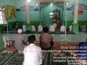 Bhabinkamtibmas Kecamatan Batang Angkola Sholat Jumat Berjamaah di Mesjid Al Falah, Desa Benteng Huraba