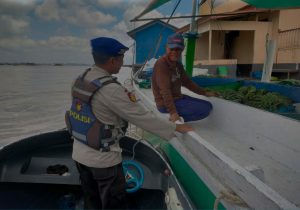 Satpolairud Polres Kutai Kartanegara Melaksanakan Sambang ke Masyarakat Nelayan