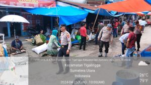 Patroli Jalan Kaki Di Pasar Tradisonal, Kapolsek Tigalingga Imbau Masyarakat Tetap Waspada Aksi Kriminal