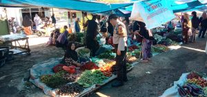 Polsek Sipirok melaksanakan sambang ke Pekan Pasar Pargarutan dan melakukan monitoring harga sembako
