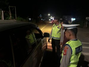 Tim UKL lll Polres PALI melaksanakan pemeriksaan terhadap kendaraan bermotor yang melintas di Simpang Polres PALI kelurahan Handayani Mulya Talang Ubi pada Jumat malam