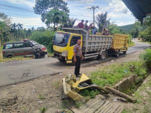 Bhabinkamtibmas Polsek Batangtoru, BRIPKA Jonkennedi Habeahan, Mengatur Lalu Lintas di Jalan Umum Pasca Kecelakaan Mobil Damp Truk dan Ambulans di Desa Sumuran
