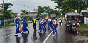Cuaca Hujan Tak Mengurungkan Tugas Mulia, Kanit Lantas Polsek Kragan Gaktur &amp; Sebrangkan Anak-anak Sekolah