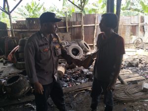 Anggota Bhabinkamtibmas Melaksanakan Sambang Bertemu Dengan Warga Di Desa Binaan