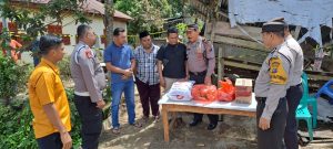 Kapolsek Batangtoru Berikan Bantuan Sosial kepada Korban Kebakaran di Desa Panobasan Lombang