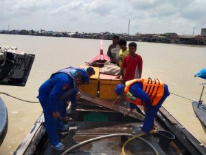 Kapal patroli II - 1014 Sat Polairud Polres Tanjung Balai Melaksanakan Patroli di Sepanjang Perairan Himbau Nelayan Cek Body Kapal Sebelum Berlayar