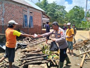 Kapolsek Lebong Selatan dan Relawan Bagikan Nasi Bungkus Kepada Warga Terdampak Banjir