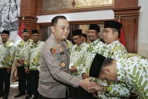 Kapolrestabes Surabaya Berangkatkan 17 anggota TNI-POLRI dan Masyarakat Umroh Gratis