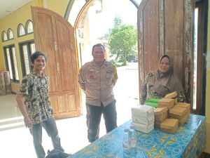 Anggota Bhabinkamtibmas Melaksanakan Sambang kepada warga  Desa Tanjung Batu Polsek Tenggarong seberang