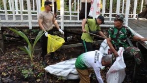 Ajak Masyarakat untuk Peduli Lingkungan, Polres Bontang bersama Kelurahan Berbas Pantai gerakkan dan Pelopori kegiatan Bersih Pesisir di Mangrove Berbas Pantai
