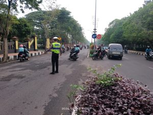 Satlantas Polres Bangkalan Laksanakan Pengaturan Lalu Lintas, Bentuk Pelayanan di Pagi Hari