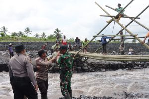 Pasca Banjir Lahar Dingin Semeru, TNI-POLRI Bersama Warga Gotong Royong Bangun Jembatan Darurat