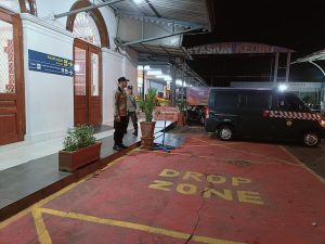 Pantau Arus Balik di Stasiun, Patroli Blue Light Polsek Kediri Kota Pastikan Situasi Aman