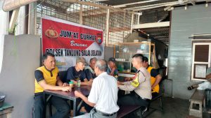 Personel Polsek Tanjung Balai Selatan Dengarkan Curhat Warga dan Sampaikan Pesan Kamtibmas Dalam Kegiatan Jumat Curhat