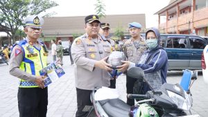 Tertib Berlalu Lintas, Kapolres Rembang &amp; Kasat Lantas Beri Hadiah Pengendara Saat Operasi KRYD