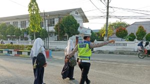 Ciptakan Kelancaran Cegah Kecelakaan, Sat Lantas Polres Tanjung Balai Hadir di Jalan Atur Arus Lalu Lintas