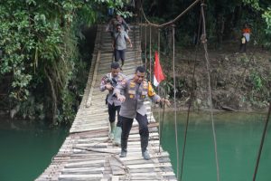 Kapolda Papua Barat Melakukan Kunjungan Menuju Kampung Aisa