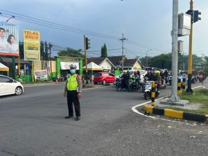 Petugas Pos Pam Lebaran Aktif Lakukan Gaktur Lalin di Simpang Exit Tol Bandarkedungmulyo