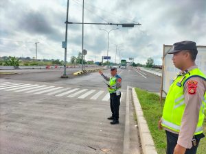 Personil Pospam Keramasan Laksanakan Pengaturan Arus Lalin Di Pintu Tol Keramasan Untuk Mencegah Terjadinya Antrian Panjang Kendaraan