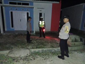Patroli Rumah Kosong di Bandar Sei Kijang Pelalawan, Polisi Cegah Aksi C3
