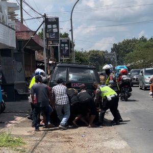 Mobil Pemudik Mogok Anggota Polres Blitar Sigap Bantu Dorong Ke tepi Jalan, Cegah Kepadatan Arus Lalu lintas