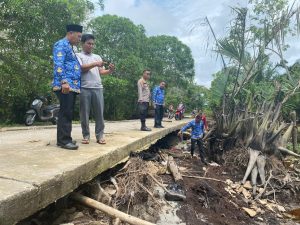 Kapolsek Teluk Meranti Bersama Upika Kecamatan Cek Jalan Rusak Akibat Ombak Bono