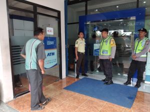 Patroli anggota Polsek Megaluh ke Bank Bri antisipasi kriminalitas di objek vital Perbankan
