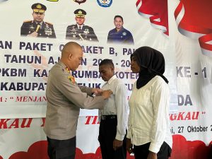 Kapolres Teluk Bintuni Secara Resmi Buka Ujian Paket B PKBM Kasih Rumbai Koteka Kabupaten Teluk Bintuni Tahun Ajaran 2023-2024.