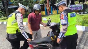 Sigap!! Polisi Pos Pam THR Operasi Ketupat Candi 2024 Polres Pekalongan Kota Bantu Pengendara Motor Yang Mogok