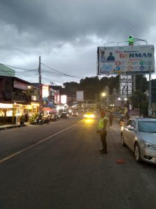 Operasi Pengaturan Lalu Lintas oleh Polres Simalungun di Jalan Sisingamangaraja Perkuat Keamanan Parapat