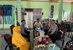 Kapolsek Nanga Mahap Jalin Silaturahmi dengan Tokoh Masyarakat di Momen Idul Fitri