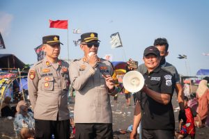 Cegah Laka Laut Pada Lebaran Ketupat Sinergitas TNI - Polri Beri Pengamanan di Pantai Watu Pecak Lumajang
