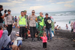 Cegah Laka Laut Saat Lebaran Ketupat Sinergitas TNI - Polri Beri Pengamanan di Pantai Watu Pecak Lumajang