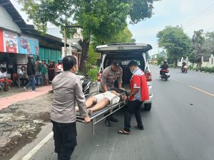Tanggap dan Responsif, Personel Polres Mojokerto Bantu Korban Kecelakaan Lantas