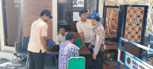 Polri Hadir : Personel Satpolairud Polres Pekalongan Kota Patroli Dialogis di Pesisir Pantai Utara Kota Pekalongan