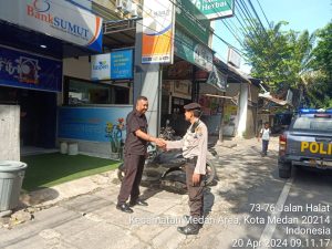 Pers Polsek Medan Kota melaksanakan patroli di Jalan Halat