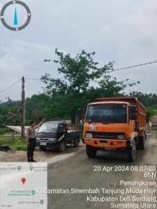 Antisipasi Gangguan, Polresta Deli Serdang Amankan Jalur Lintas Truk Pengangkutan Material Bendungan Lau Simeme