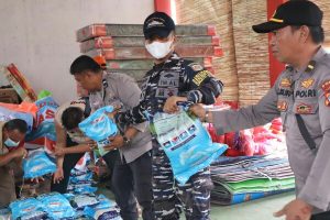 Personel TNI dan Polri Salurkan Bantuan Kemanusiaan dari Pemprov Sulut di Posko Terpadu Apengsala Tagulandang