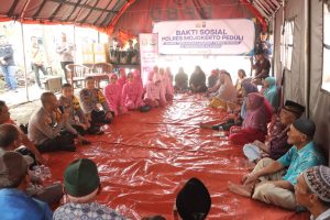 Polres Mojokerto Salurkan Bantuan Untuk Warga Terdampak Tanah Longsor di Dlanggu