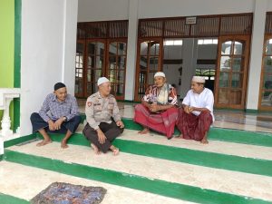 Anggota Polsek Kraksaan Jalin Silaturahmi Dengan Toga Masjid Al Azhar Sumber lele Setelah Sholat Dhuhur