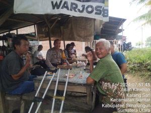 Patroli Dialogis di Warung Kopi Ibu Butet Meningkatkan Koordinasi Keamanan di Nagori Karang Sari